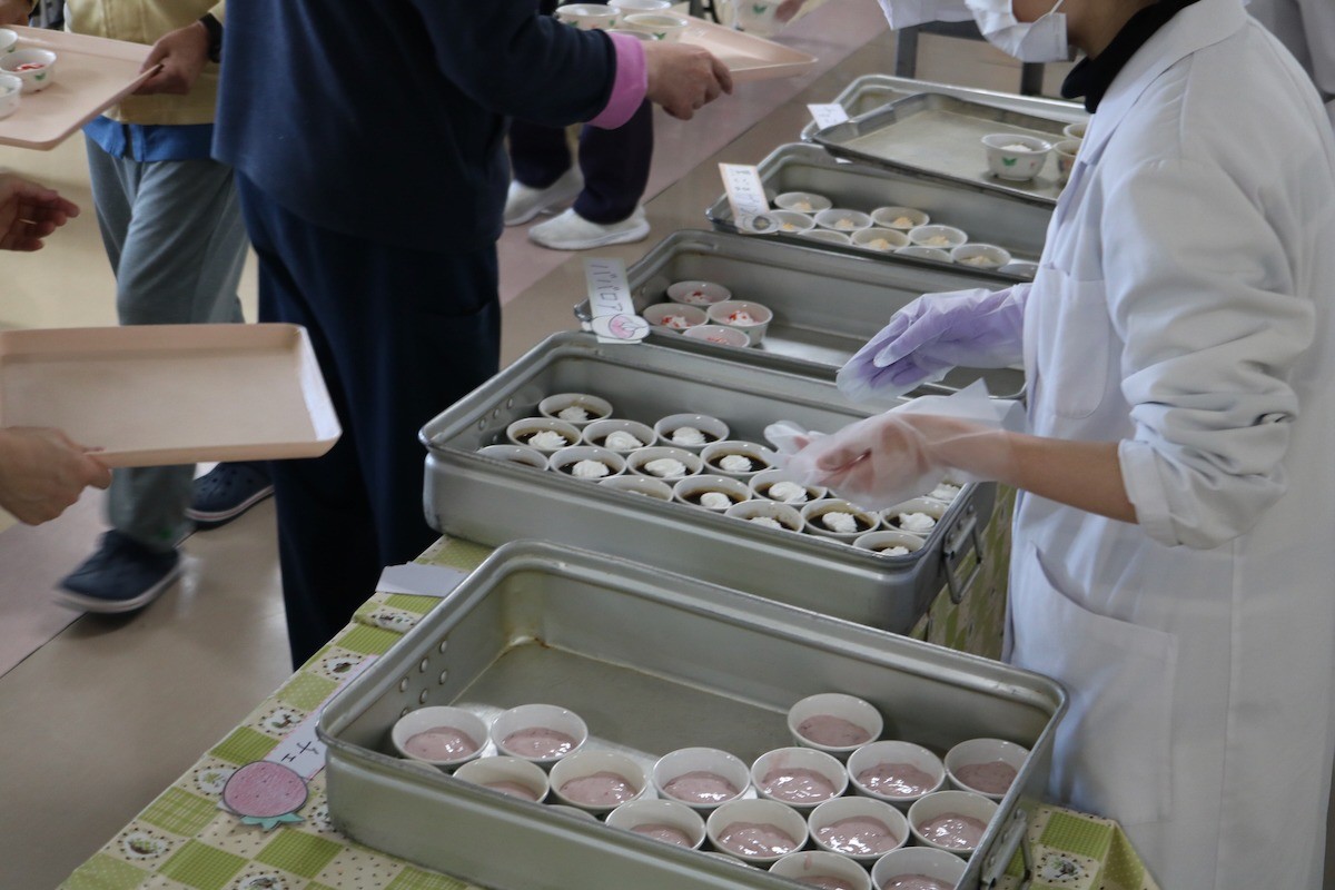 5.6病棟でデザートバイキングをおこないました。